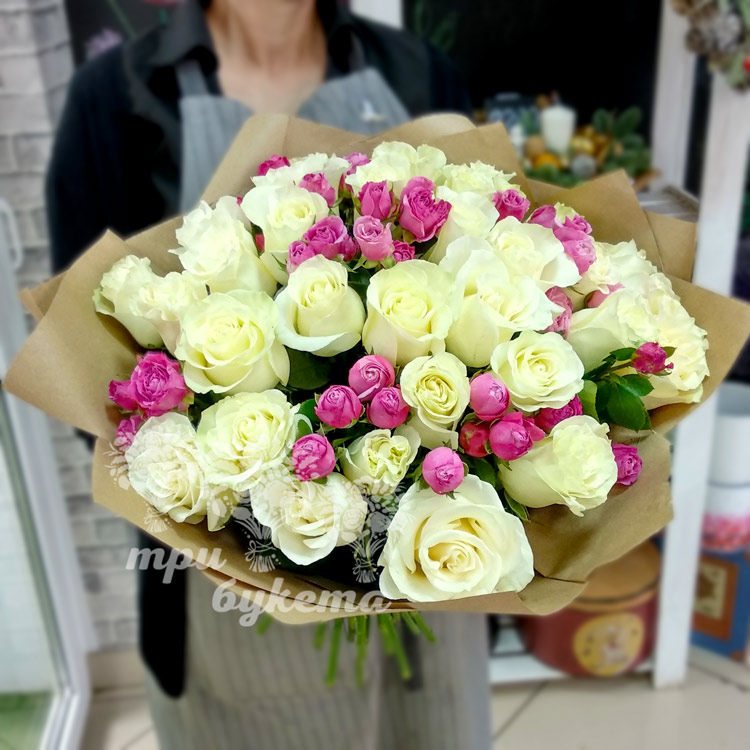 Букет из белых и розовых роз