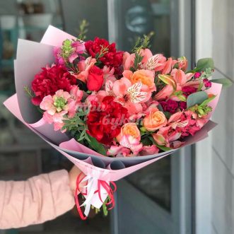 Букет из роз, пионов и антирринума