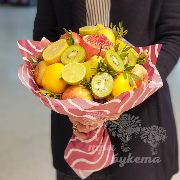 Букет с грушами, яблоками и лаймом (вид сверху)