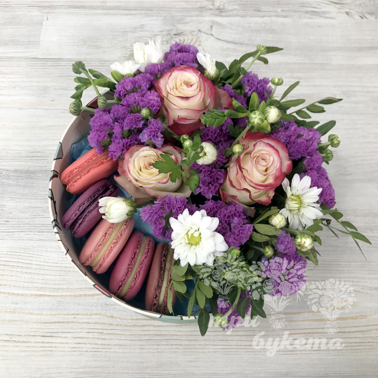 5 макарун с розами и хризантемой (вид сверху)