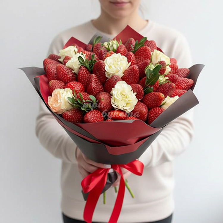 Букет из 50 ягод клубники и роз