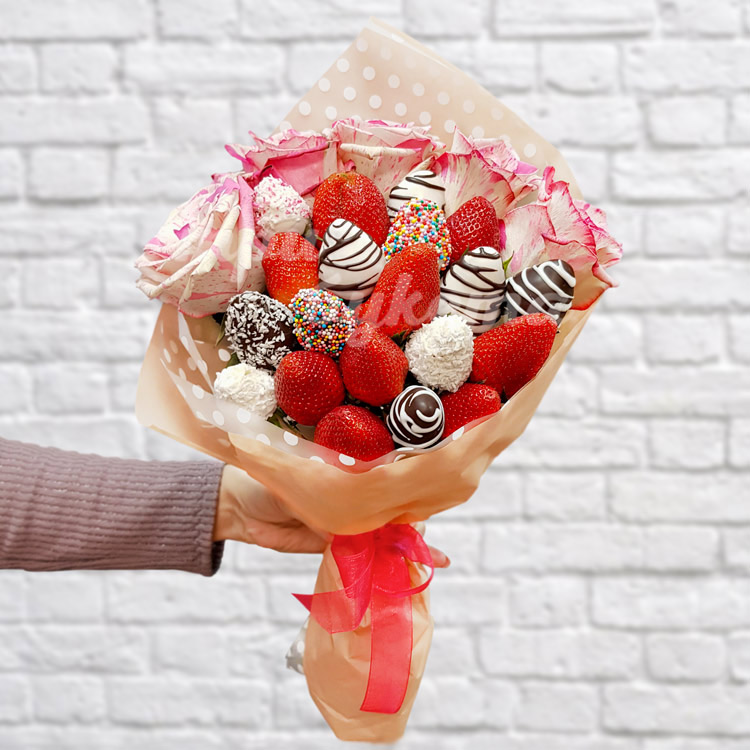 Букет из 20 ягод клубники и роз