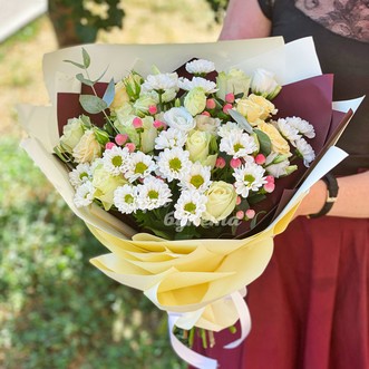 Букет из белых роз и хризантем