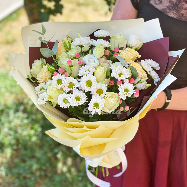 Букет из белых роз и хризантем