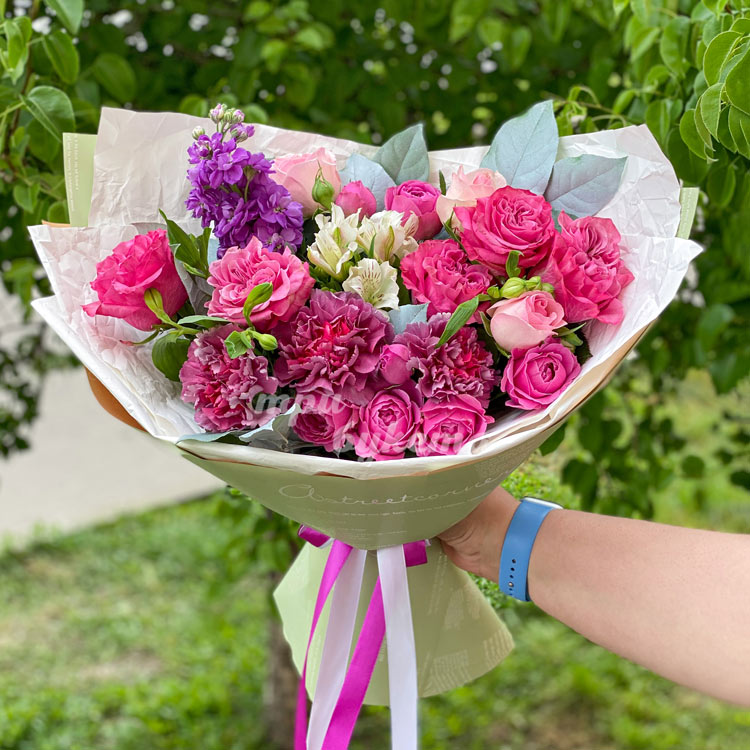 Букет из пышных роз и гвоздик