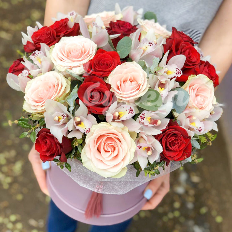 Букет в шляпной коробке "Эмма"