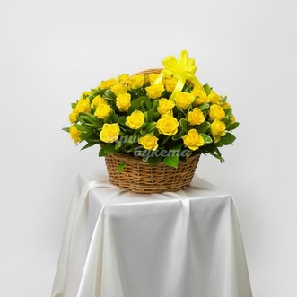 Корзина с жёлтыми розами
