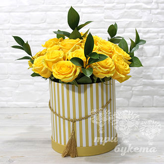 Жёлтый букет в шляпной коробке