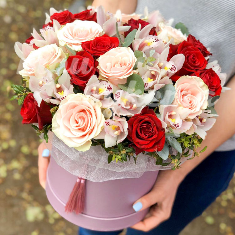 Букет в шляпной коробке «Эмма» (под углом)