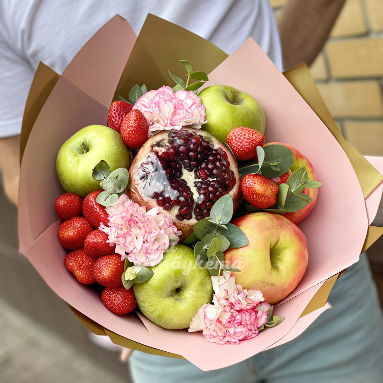 Фруктовый букет из яблок и гвоздик (вид сверху)