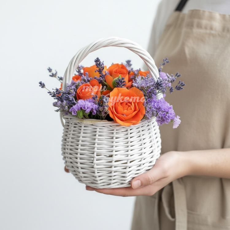 Мини-композиция из роз и лаванды