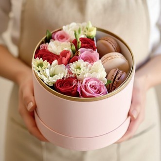 3 макаруна с розами