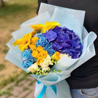 Букет из гортензии и гвоздик