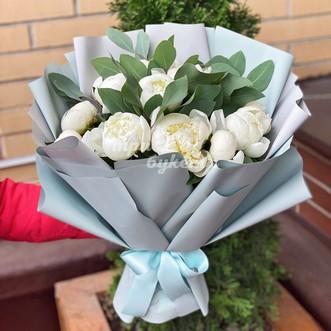 Букет из 15 пионов и эвкалипта