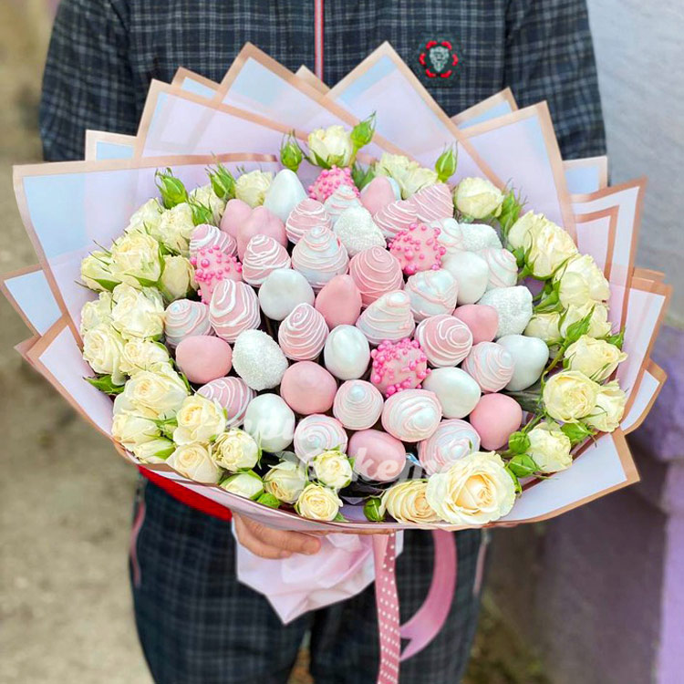 Букет из клубники и роз