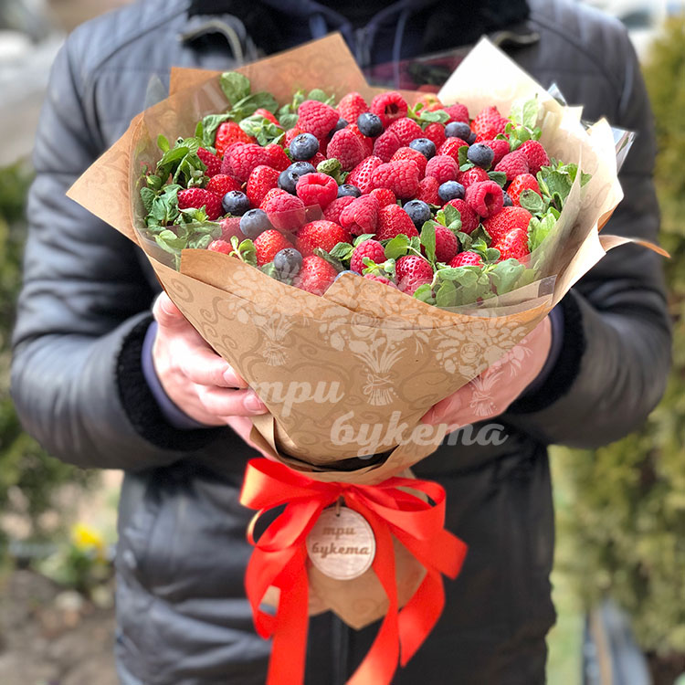 Букет из клубники, малины и черники (вид 6)