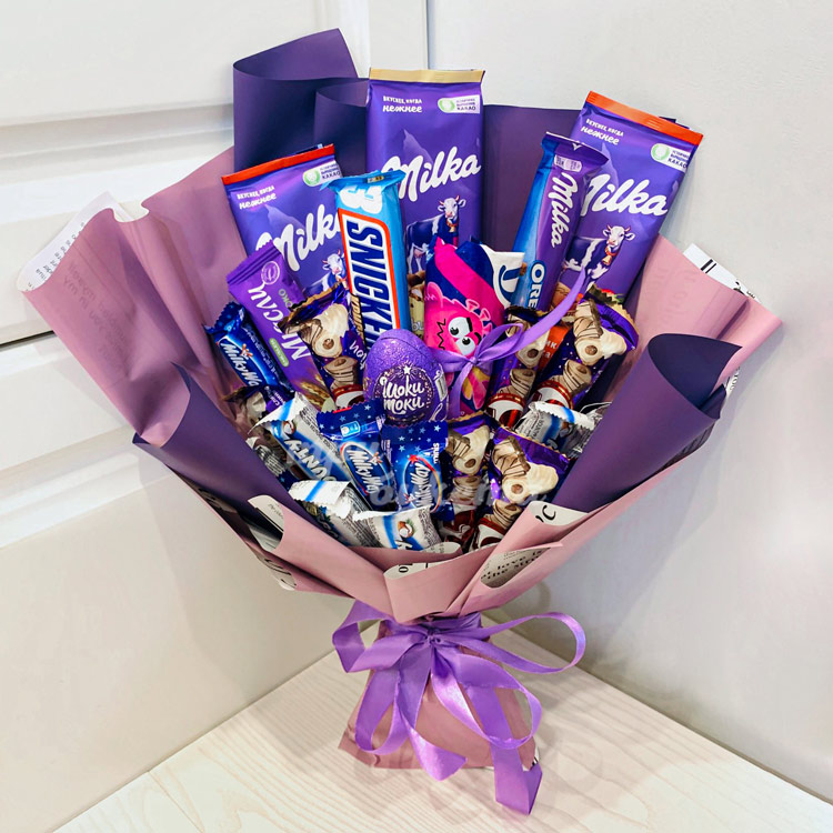 Букет из конфет и Milka (в углу)