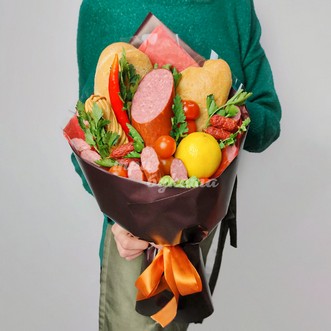 Букет из колбасы, овощей и булочек