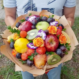 Букет из фруктов и клубники