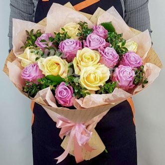 15 пышных роз в крафте