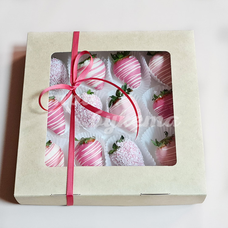 Набор из 12 клубник в шоколаде (крупный план)