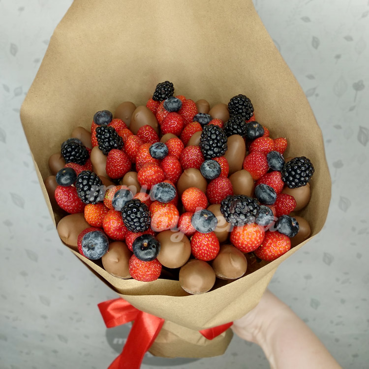 Букет клубники в глазури и ежевики