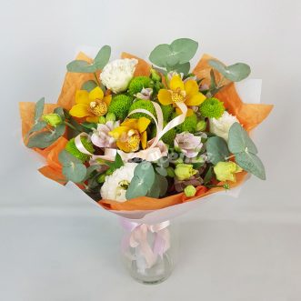 Букет орхидей, хризантем и эустом