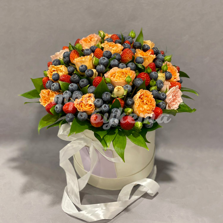 Пионовидные розы и ягоды в коробке