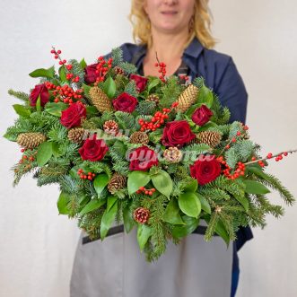 Композиция из роз и хвойных веток