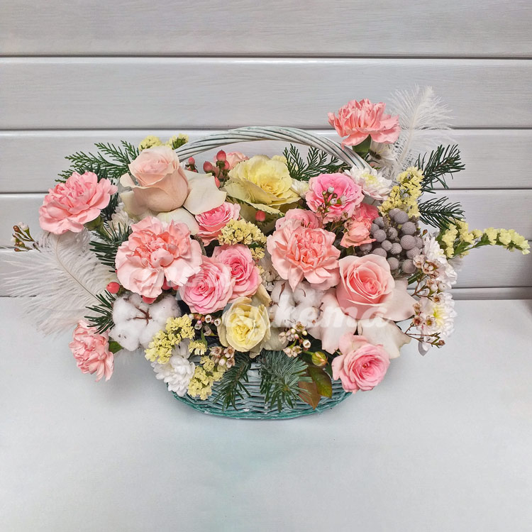 Композиция из роз, гвоздик и хлопка