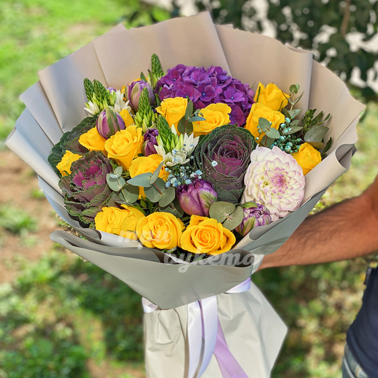 Цветы брассики с желтыми розами