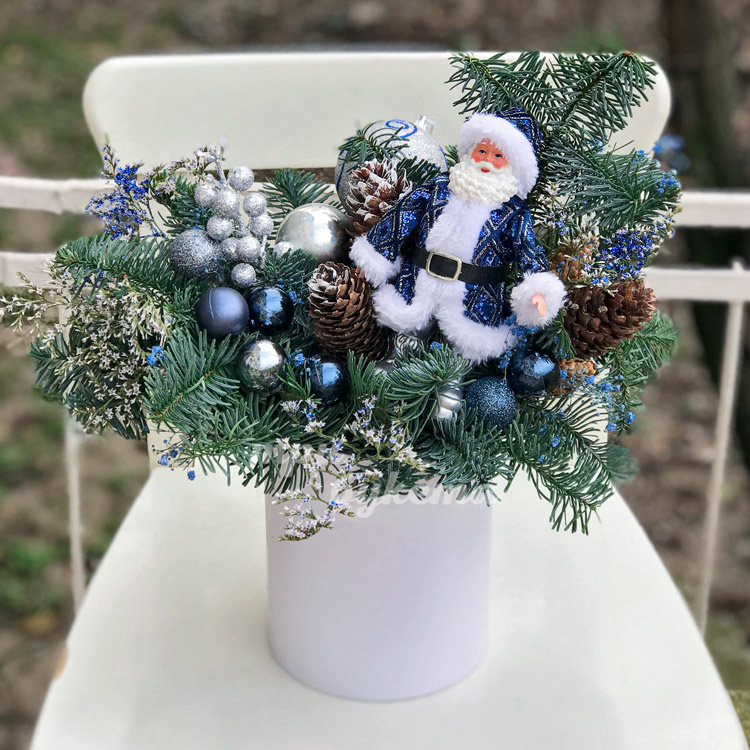 Хвойная композиция с дедом Морозом