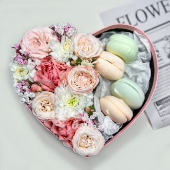 Композиция-сердце из роз и зефира