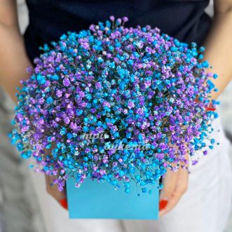 Голубая композиция из гипсофилы