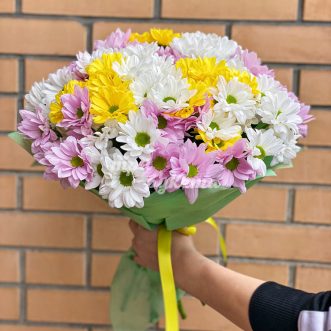 Букет из 18 разноцветных куст. хризантем