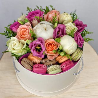 Пионы и розы с макарунами в коробке