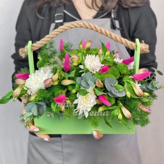 Ящик хризантем и розового лагуруса