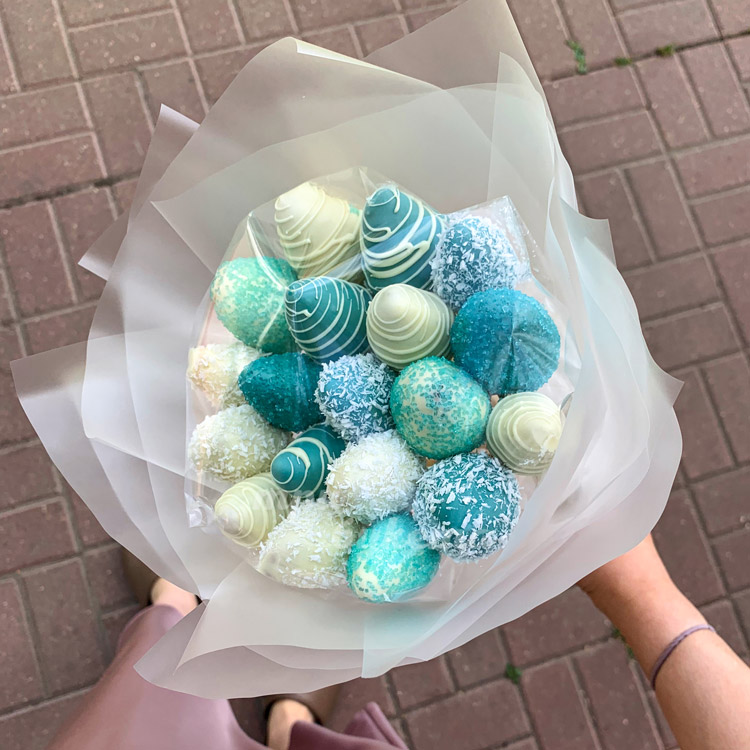 Букет из 19 клубник в шоколаде (вид сверху)