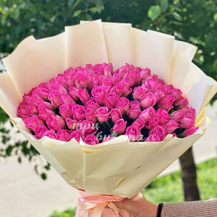 Букет из 81 розовой кенийской розы (на фоне зелени)