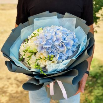 Букет из гортензии и белых пионов Букет из гортензии и белых пионов