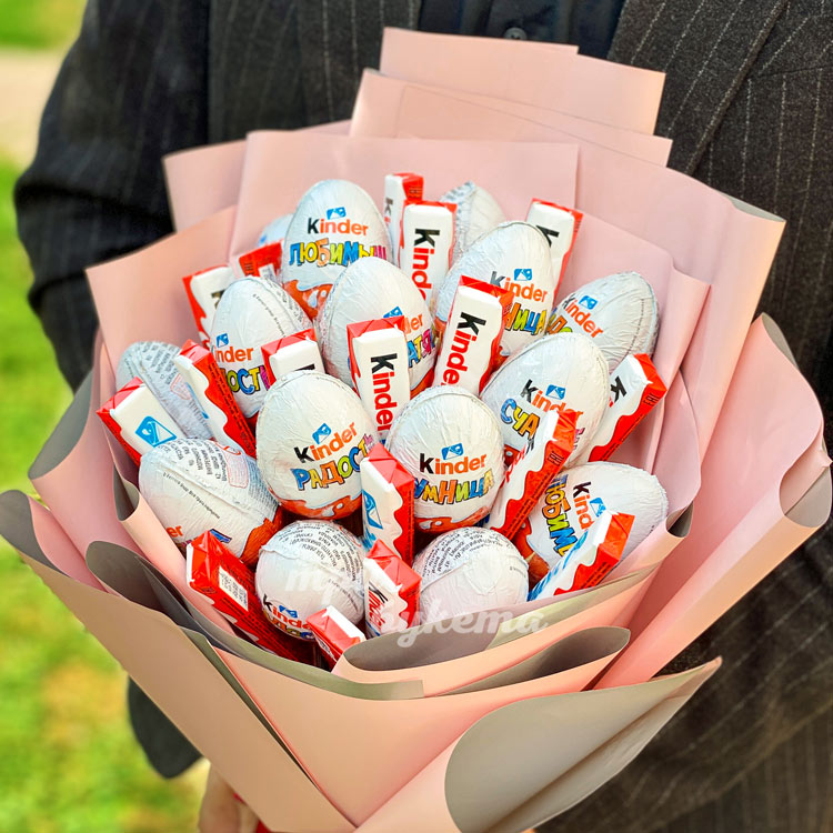 Букет из киндер сюрпризов (крупный план)