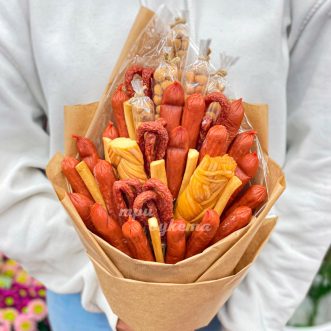 Крафт-букет с колбасками и сыром Крафт-букет с колбасками и сыром