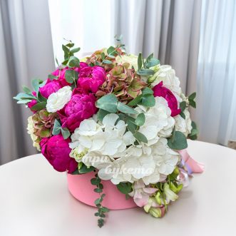 Коробка гортензий, пионов и эвкалипта Коробка гортензий, пионов и эвкалипта