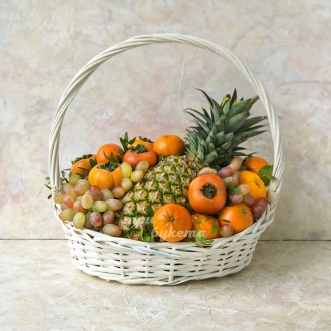korzina-s-ananasom-hurmoj-i-mandarinami