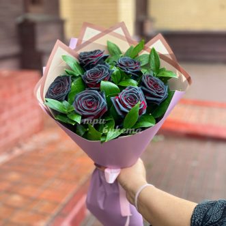 Букет из 7 черных роз с рускусом Букет из 7 черных роз с рускусом