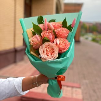 Букет из 7 персиковых роз с лагурусом