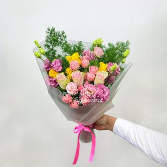 Букет розовых роз и эустом с зеленью