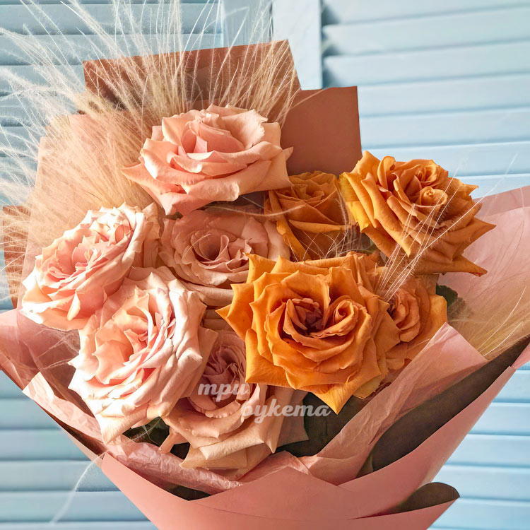 Эквадорские розы и ковыль в букете (крупный план)