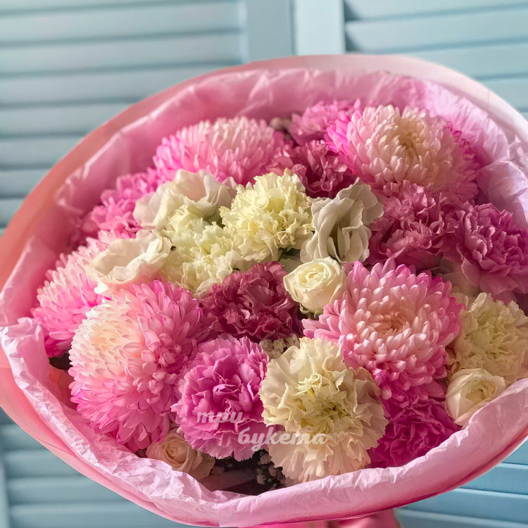 Розовый букет хризантем, роз и эустом (крупный план)