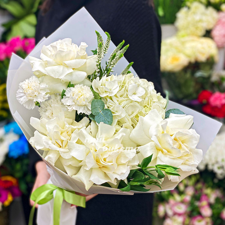 Белый букет роз, гвоздик и гортензии (в руках флориста)